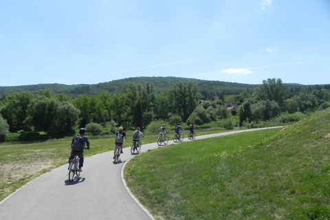 Passeio de bicicleta pelo campo até o Castelo de Karlstejn.Excursão de bicicleta de dia inteiro ao Castelo Karlstejn de Praga