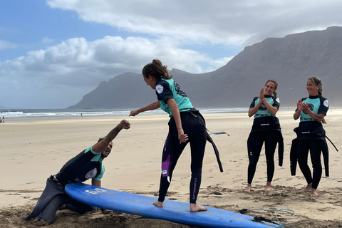 Famara, Lanzarote: surf lessons in small groups for beginners Famara: surf lessons for beginners in small groups