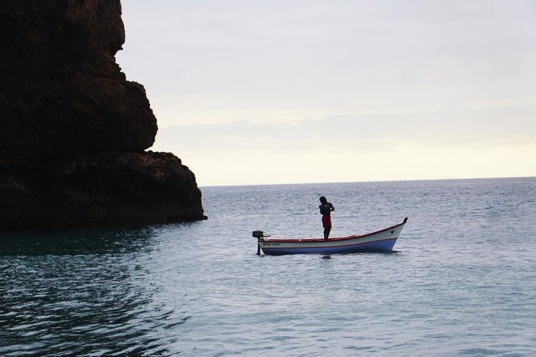 De Praia: excursion en bateau, plongée en apnée, grotte et barbecue sur la plageVisite de groupe partagée
