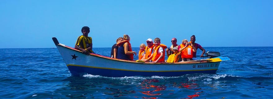 Au départ de Praia : excursion en bateau, plongée en apnée, grotte et barbecue sur la plage