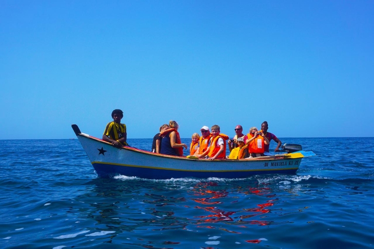 Desde Praia: paseo en barco, snorkel, cueva y barbacoa en la playaTour grupal compartido