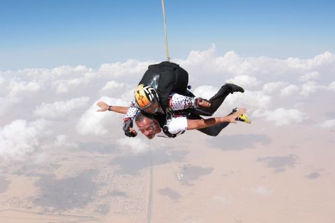 Dubai: Tandem-Fallschirmsprung mit Landung in der Wüste