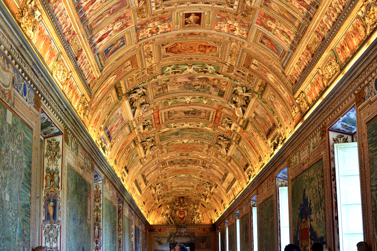 Vatican, Sistine Chapel and St. Peter's Semi Private Tour Semi Private Tour with a maximum 12 people - Spanish
