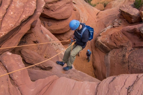 From Moab: Rock of Ages Moderate Rappelling Tor przeszkód