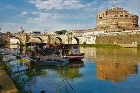 From Rome: Evening Cruise with Wine & Snacks on Tiber River