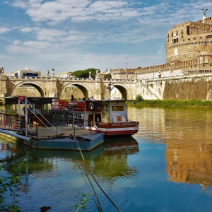 Von Rom aus: Abendliche Kreuzfahrt mit Wein und Snacks auf dem Tiber