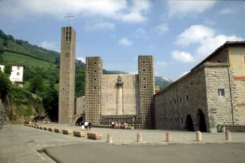Bilbao: Small-Group St. Ignatius Three-Temple Tour
