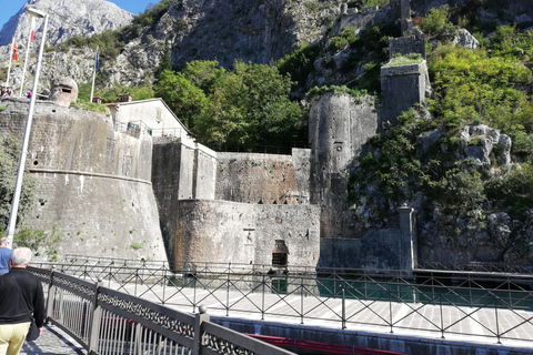 Von Dubrovnik aus: Montenegro, Lady of the Rocks und KotorAb Dubrovnik: Ausflug nach Montenegro mit Fähre und Bus