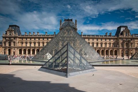 Paris: Louvre-Ticket mit Audioguide-App und Seine-Bootsfahrt