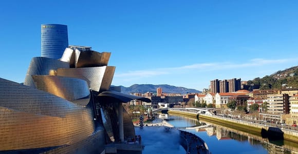 Guggenheim Bilbao museum guided tour in spanish with ticket
