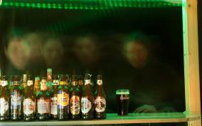 Mumbai: 3-Hour Bar Hopping Tour with Drinks