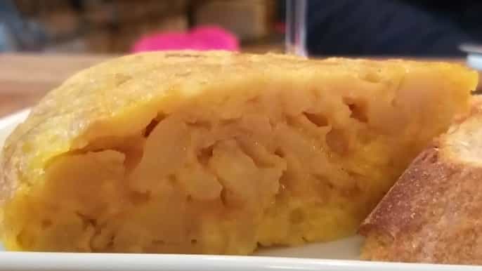 barcelona wine and tapas walking tour experience