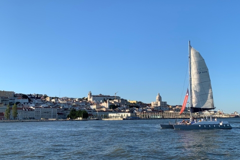 Lissabon: Private Katamaran Charter für bis zu 18 Personen