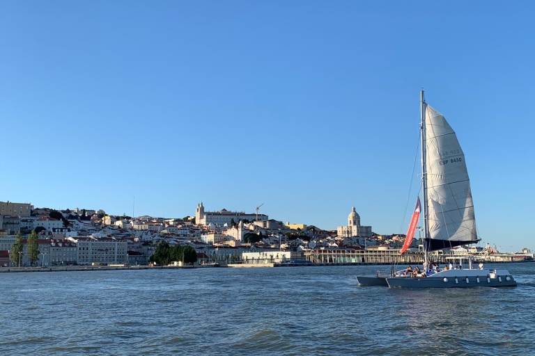 Lissabon: Private Katamaran Charter für bis zu 18 Personen