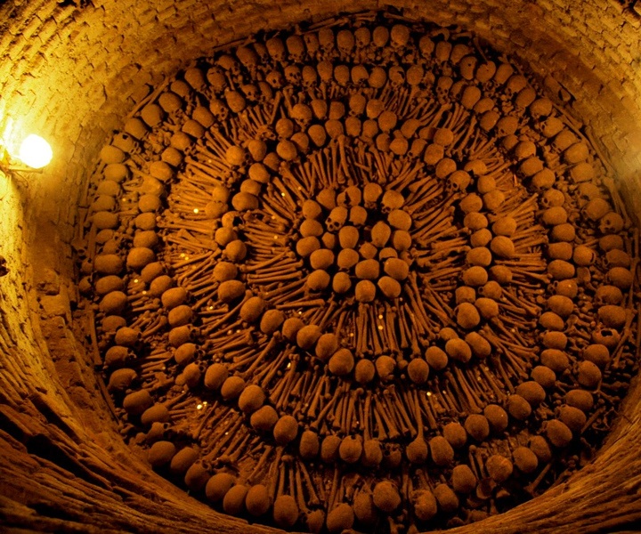 Lima: Water Magic Circuit, Downtown and Catacombs Night Tour