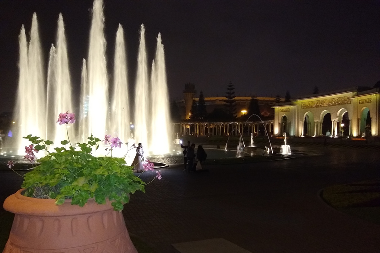 Lima: circuit magique de l'eau, visite nocturne du centre-ville et des catacombesLima: circuit magique de l'eau, visite du centre-ville et des catacombes