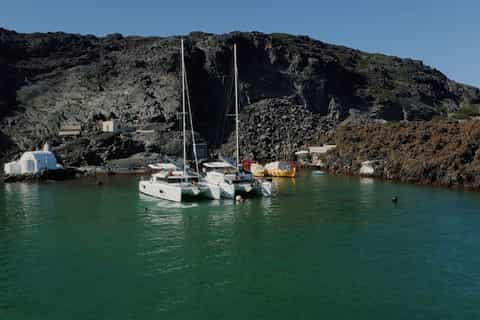 Santorini: Small Group Romantic Catamaran Cruise