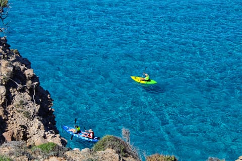 Milos: Kayaking Tour to Tsigrado and Gerakas Beach