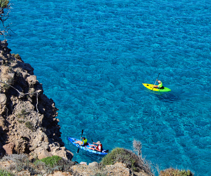 Milos: Kayaking Tour to Tsigrado and Gerakas Beach