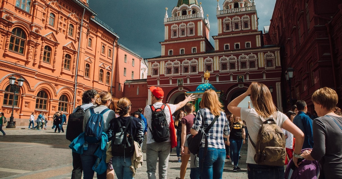 Экскурсии по москве сегодня. Экскурсовод. Экскурсии по Москве. Экскурсия с гидом. Экскурсовод Москва.
