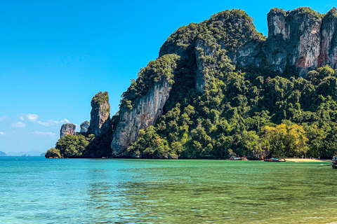 Krabi: jednodniowa wycieczka łodzią motorową na Wyspy Hong z lunchemZwiedzanie wysp Hong