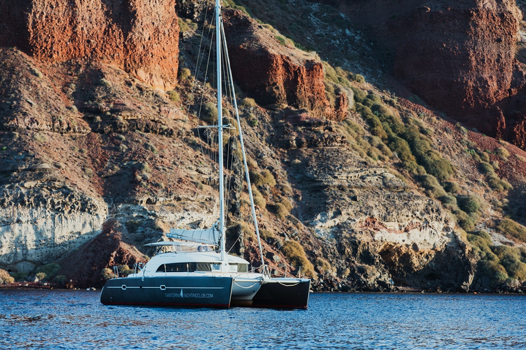 Santorini: Cruzeiro privativo em catamarã com churrasco e bebidasCruzeiro Particular ao Pôr do Sol