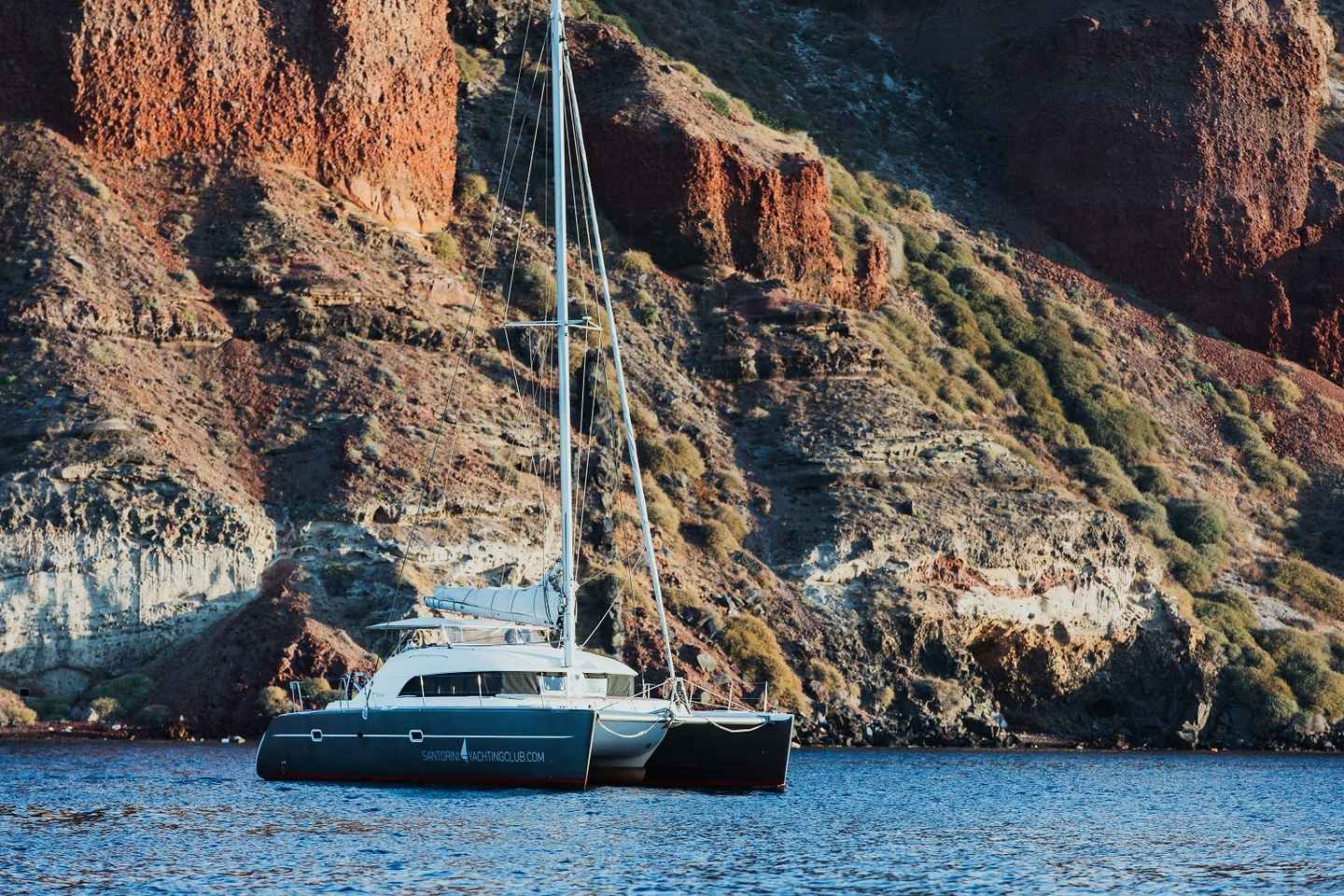 Santorini: Private Catamaran Cruise with BBQ Meal and Drinks