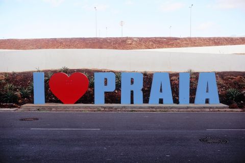 Praia: Guided Historic Walking Tour & Lunch with Locals