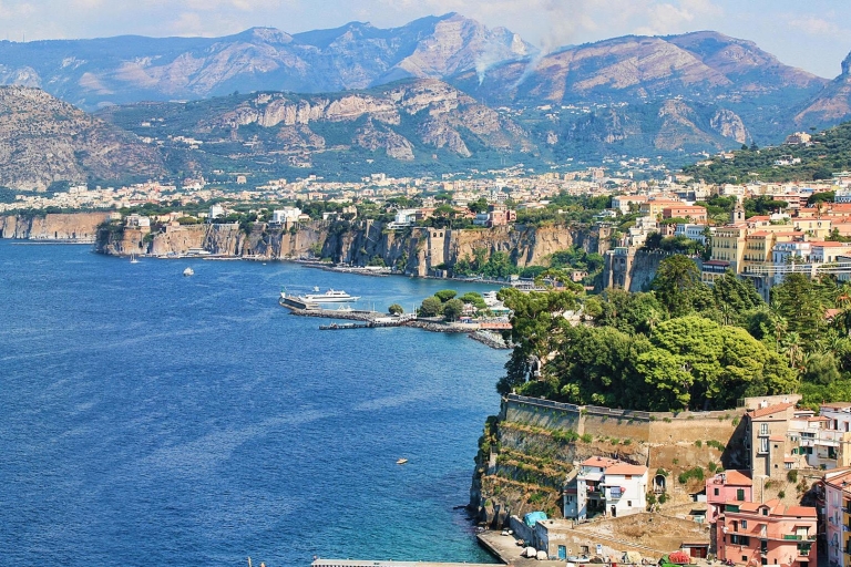 Desde Nápoles: excursión compartida de un día a Sorrento y la costa de AmalfiPunto de encuentro del puerto de cruceros