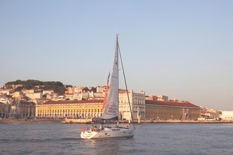 Lissabon: Bootsfahrt auf dem Tejo bei Sonnenuntergang2-stündige Tour am Tag