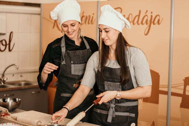 Visit Budapest Hungarian Chimney Cake Workshop in Budapest, Hungría