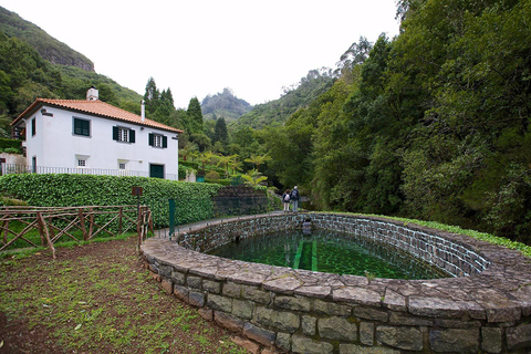 Eiland Madeira: rondleiding van een hele dag door Oost-MadeiraJeeptour hele dag - Santana - Het beste oosten