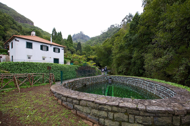 Eiland Madeira: rondleiding van een hele dag door Oost-MadeiraJeeptour hele dag - Santana - Het beste oosten