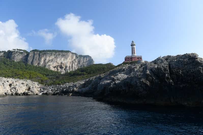 Capri: passeio de barco pela ilha e visita à Gruta Azul | GetYourGuide