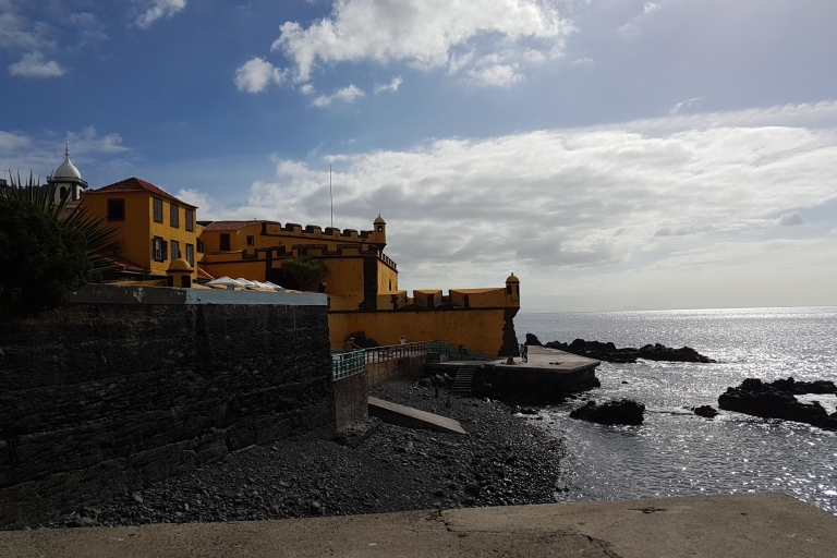 Madère : Visite historique privée d'une demi-journéeCircuit avec point de rencontre au port de Funchal