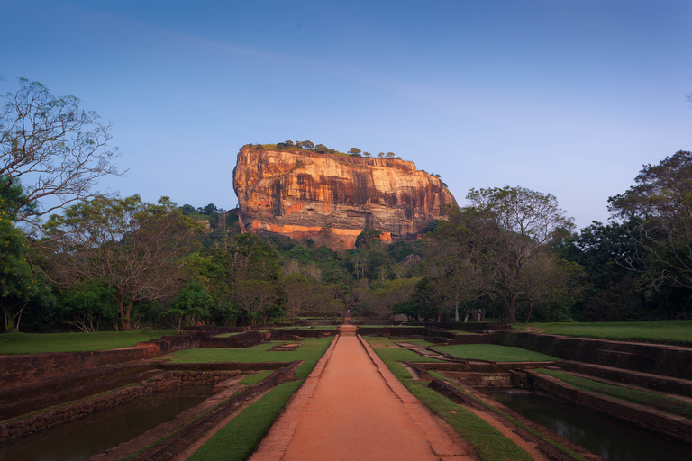 Colombo: tour di un&#039;intera giornata alla roccia e al villaggio di SigiriyaColombo: Tour di un giorno intero della roccia e del villaggio di Sigiriya