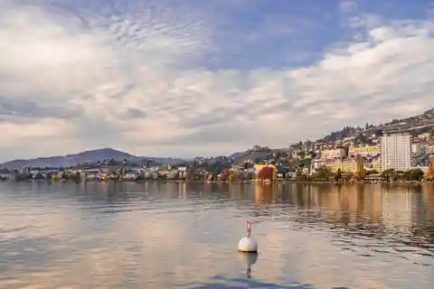 Montreux: Express Walk with a Local in 60 minutes