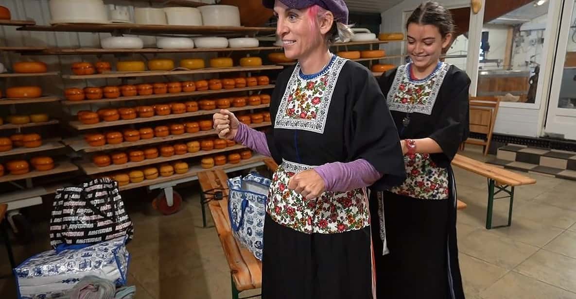 Afbeelding 4 van Volendam: Traditionele Kostuumfoto met Kaas & Klompentocht