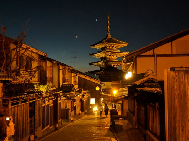 Visit Kyoto Gion Night Walking Tour in Kioto