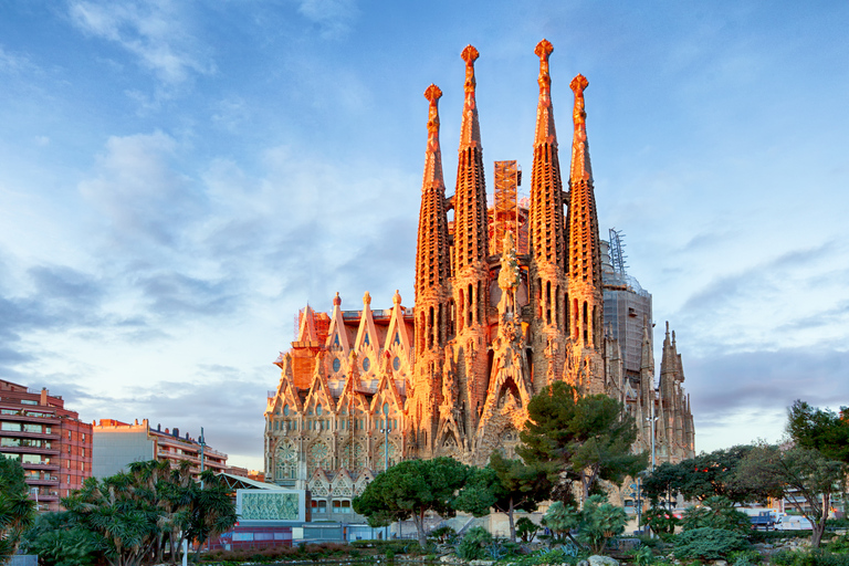 Barcelona: Small-Group Skip-the-Line Sagrada Familia Tour Tour in Spanish