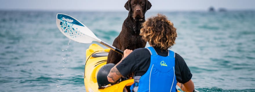 Santorin : Excursion en kayak dans les grottes marines avec plongée en apnée et pique-nique