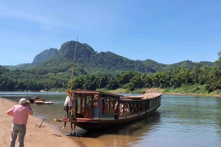 Luang Prabang: Tagestour nach Pak Ou und den Kuang Si-FällenLuang Prabang: 3-stündige Flussfahrt den Mekong hinauf