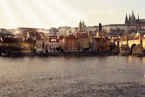 Prague: 2 hours city tour + 1 hour boat cruise
