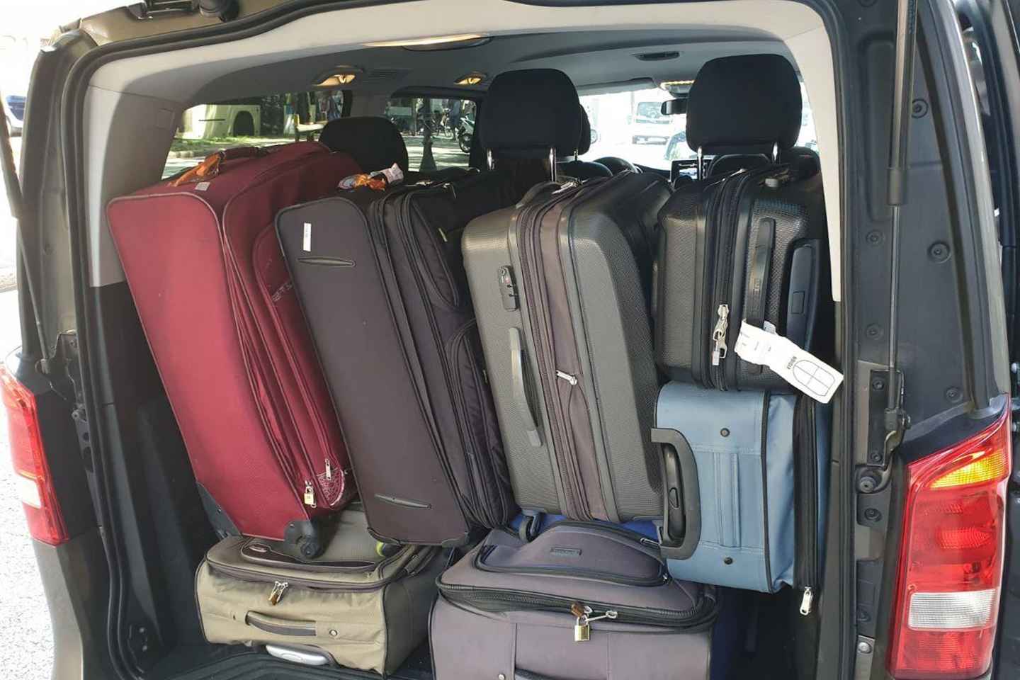 Barcelona: Private Transfer to/from El Prat Airport