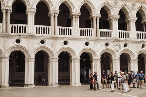 Veneza: Basílica de São Marcos com terraço e Palácio DucalVeneza: Basílica de São Marcos com Terraço e Palácio Ducal