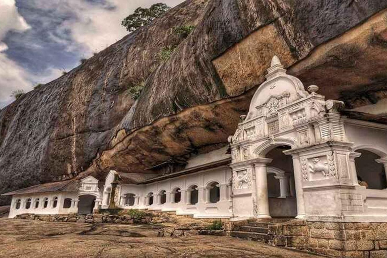 Bandaranaike Airport to Sigiriya Transfer with Highlights