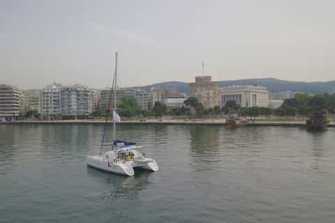 Thessaloniki: Catamaran Cruise with Snacks and Drinks