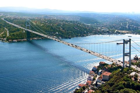 Istanbul: Bootsfahrt auf dem Bosporus mit Guide