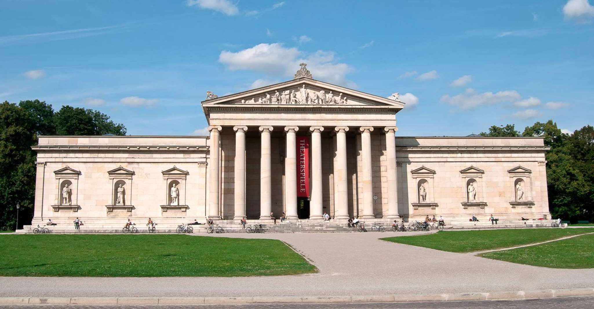 Munich: Third Reich & WWII Walking Tour photo 6