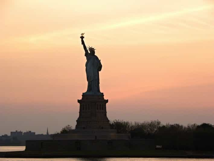 New York Boottocht Naar Vrijheidsbeeld Bij Zonsondergang Getyourguide